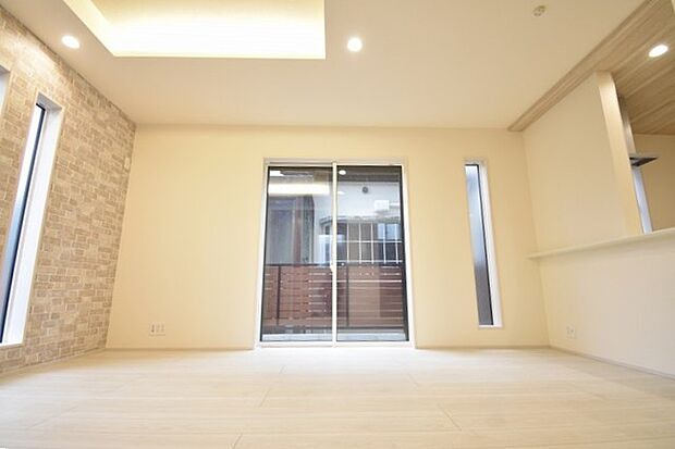 実際に室内をご見学頂くと生活のイメージが広がると思います。家具を置いたイメージや窓からの景色など。周辺で販売に出している物件も一緒にまとめてご見学頂き、比較する事もできます。