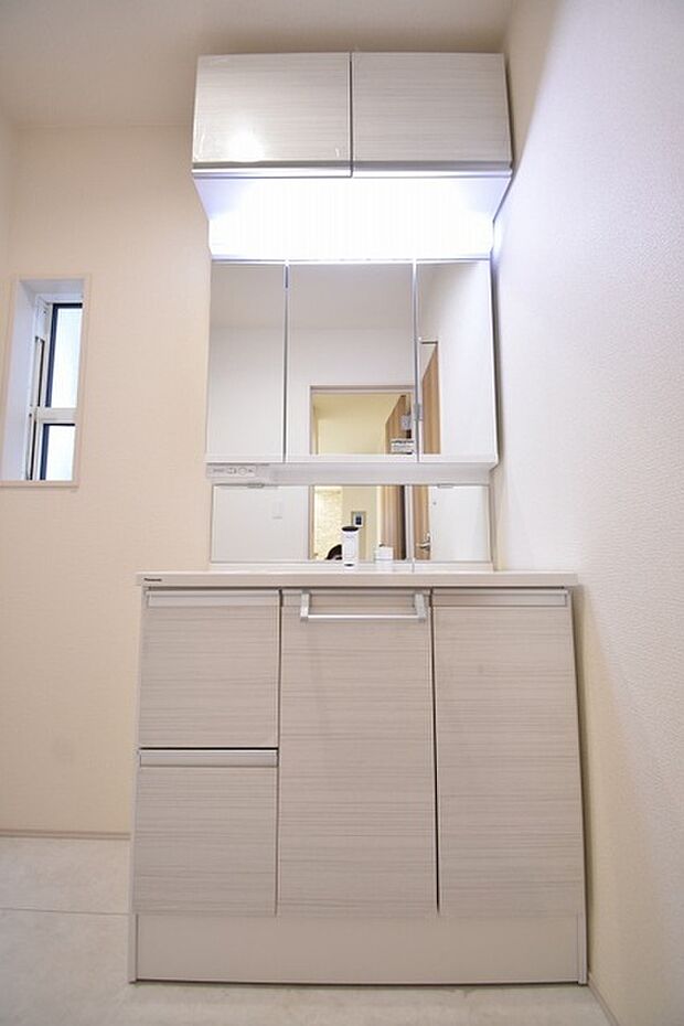 使いやすいタイプの洗面化粧台のあるランドリースペース 