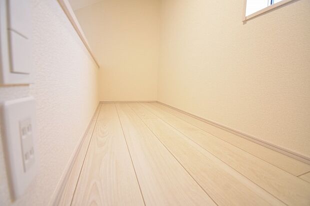 大きな屋根裏部屋はなんだかワクワクしてしまうスペース。趣味の空間や子供のワークスペース、季節物の収納など色々な用途に利用できそうな予感。 