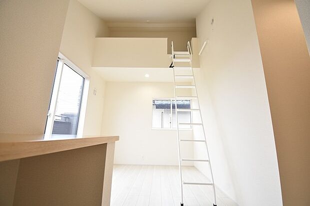 吹抜けの空間を意識した開放感のある間取り。そして上部にロフトを配置。スタイリッシュかつ収納も豊富で長く機能的に住める家を目指して。 