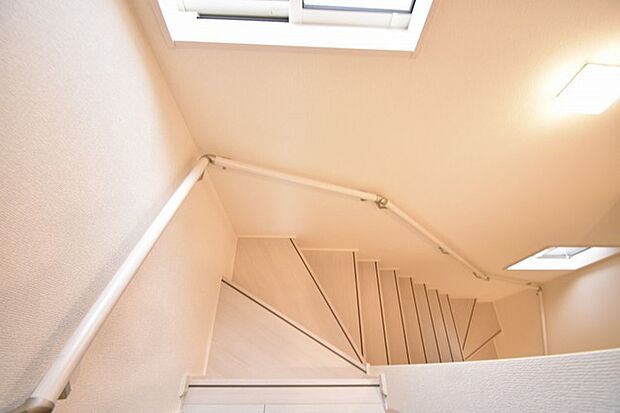 実際に室内をご見学頂くと生活のイメージが広がると思います。家具を置いたイメージや窓からの景色など。周辺で販売に出している物件も一緒にまとめてご見学頂き、比較する事もできます。