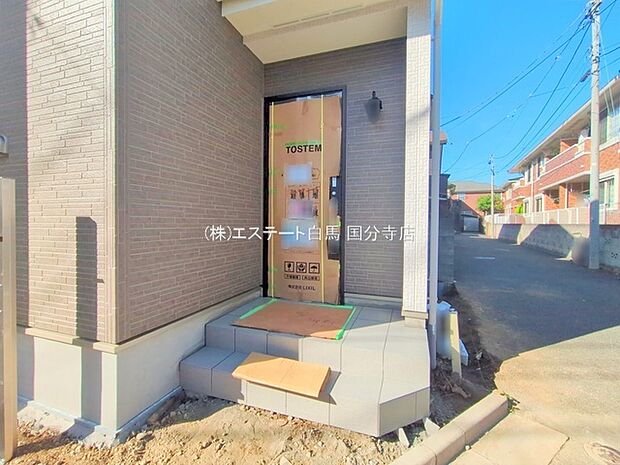 玄関は家の第一印象を左右する重要な場所。ほどよい広さとスタイリッシュな色遣いが印象的です。 