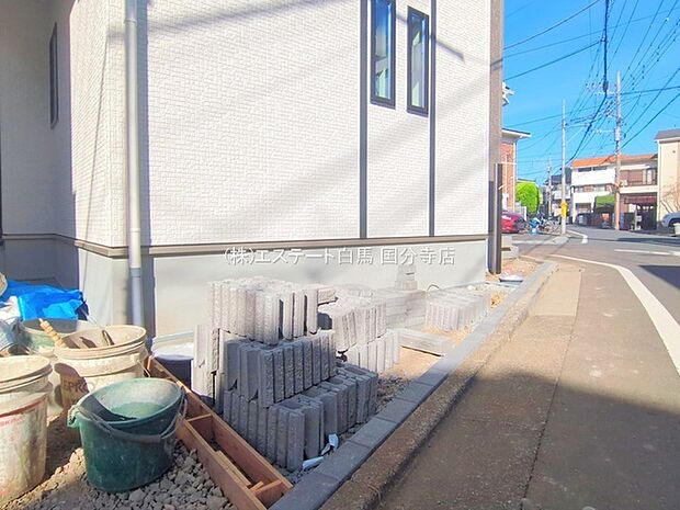 安心して暮らすことのできる住宅街。　住宅地の道路は一般に交通量が少なく車などの騒音が少ないため、住民にとって静かな生活環境が提供されます。 