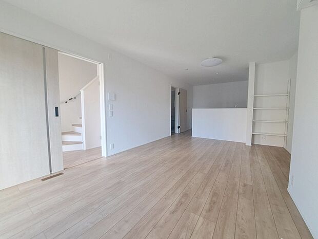 実際に室内をご見学頂くと生活のイメージが広がると思います。家具を置いたイメージや窓からの景色など。周辺で販売に出している物件も一緒にまとめてご見学頂き、比較する事もできます。