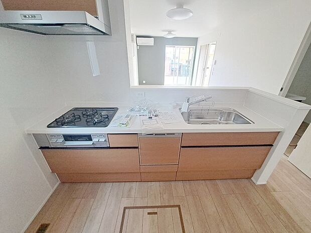 カウンターキッチンならではの開放的な見通し、全体が見渡せることでご家族の団欒スペースもより明るく笑顔が溢れる空間となります。