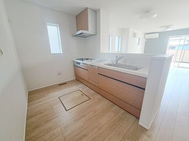 キッチンコンロスペースの近くには、空気の入れ替えが可能な開口部を設置!! お料理をする際には、換気扇を回しながら匂いが籠らない様に開放してお料理もお楽しみ頂けます。