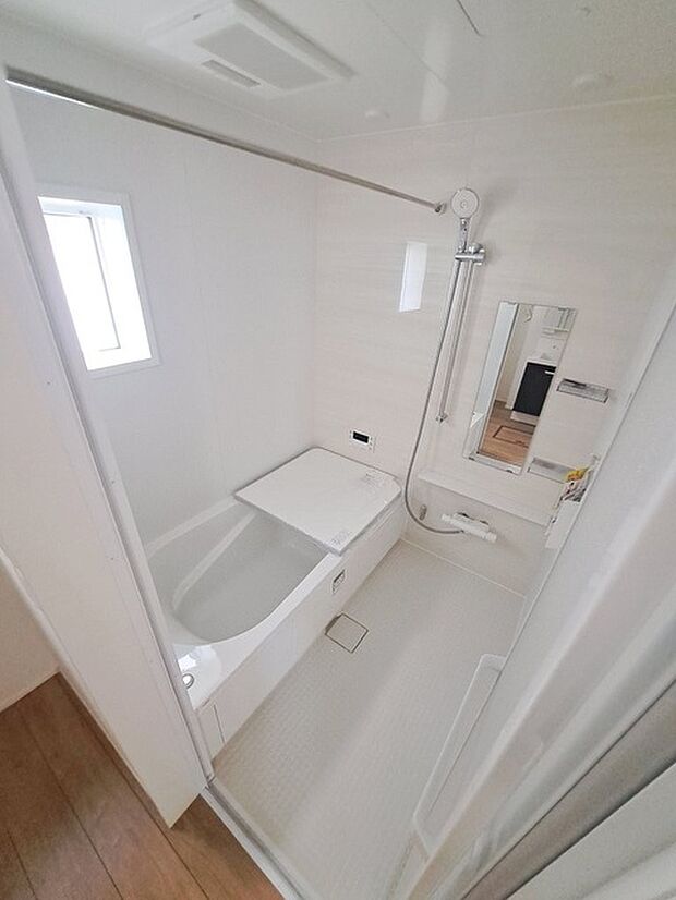 浴室乾燥機の他にも開口部のある浴室スペース。 お風呂上がりの湿気も、窓を開けておくことで改善可能。 お湯につかりながら、ちょっとした露天気分?