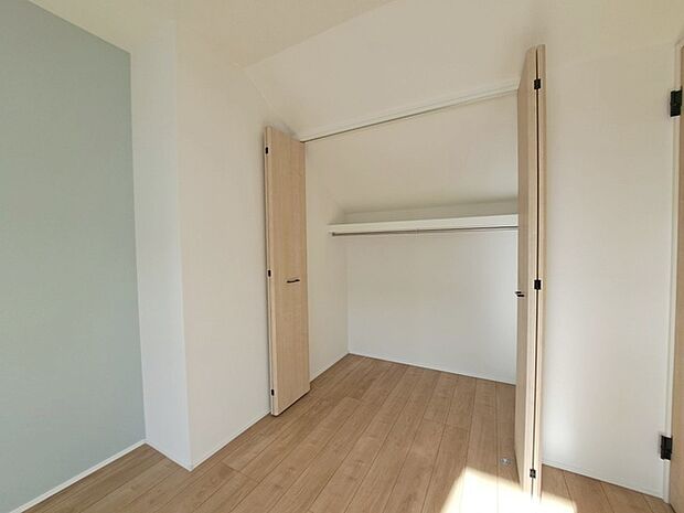 スタイリッシュなデザインと快適な居住性を兼ね備えた洋室。広々とした空間は、自分らしいインテリアを楽しむことができるほか、リラックスした時間を過ごすことができそうです。 