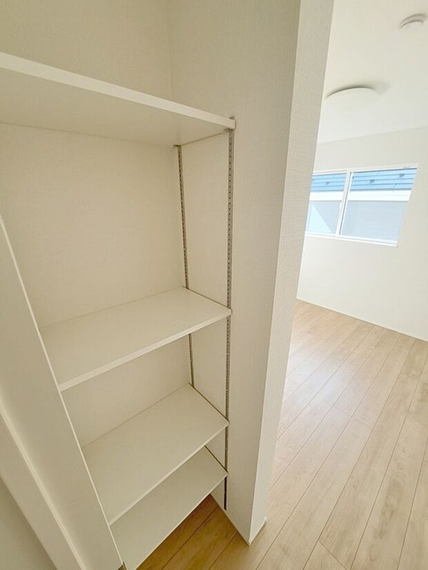 各所に効率的に配置された収納スペースがあり、日常のモノをすっきりと収納できます。