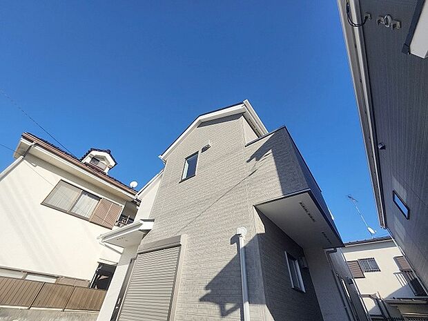 周辺の街並みの中で適度な主張、生活に溶け込むシンプルなデザインの外観が魅力の一戸建です。