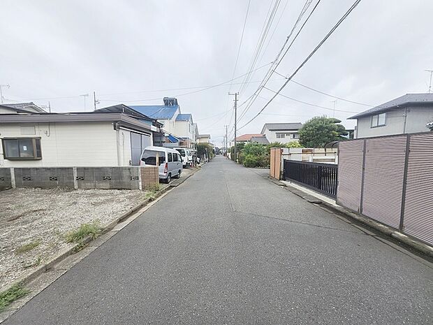 安心して暮らすことのできる住宅街。 住宅地の道路は一般に交通量が少なく車などの騒音が少ないため、住民にとって静かな生活環境が提供されます。
