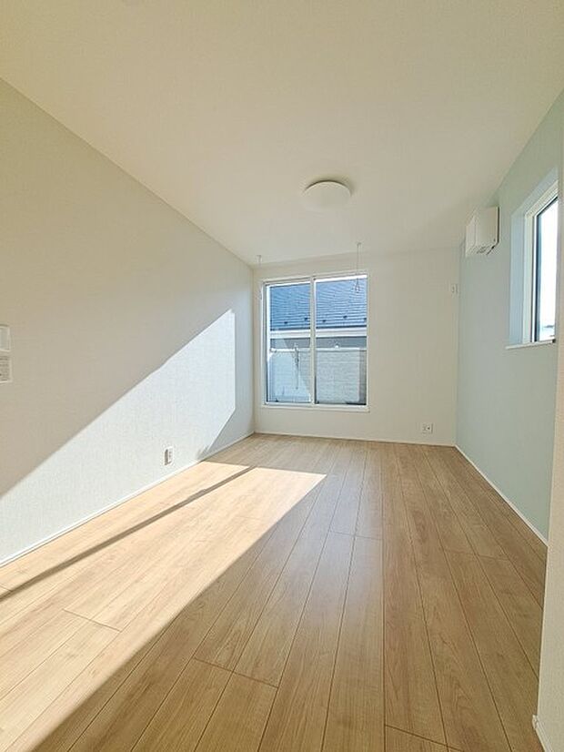 スタイリッシュなデザインと快適な居住性を兼ね備えた洋室。広々とした空間は、自分らしいインテリアを楽しむことができるほか、リラックスした時間を過ごすことができそうです。