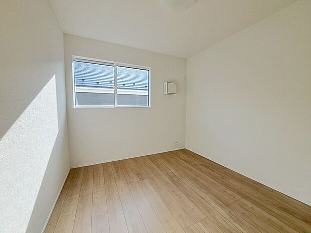 洋室はモダンなデザインと機能性を備え、快適な生活空間に。明るい窓から差し込む自然光が広々とした空間をさらに明るく開放的に感じさせます。