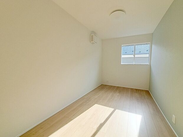 スマートなデザインと賢い収納が生活を快適にします。広々とした雰囲気を演出する工夫が施され、生活空間の魅力を引き出します。