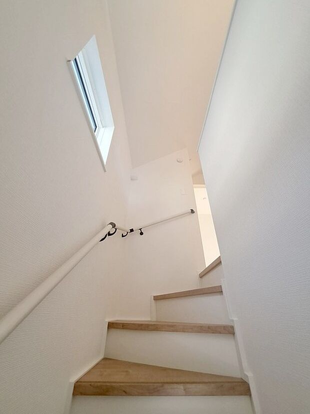 実際に室内をご見学頂くと生活のイメージが広がると思います。家具を置いたイメージや窓からの景色など。周辺で販売に出している物件も一緒にまとめてご見学頂き、比較する事もできます。