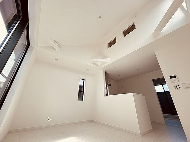 リビングの上部は勾配天井の吹抜け空間に