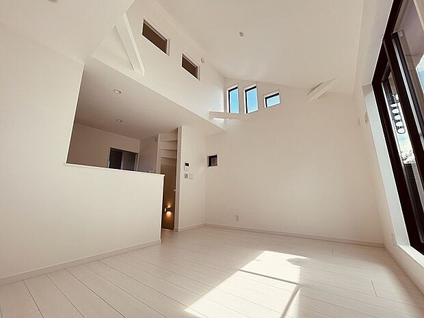 勾配天井の天井が高い空間は開放感を感じさせてくれます。