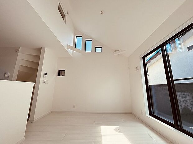 小さな窓も随所に設計されていて採光も考えられている室内。