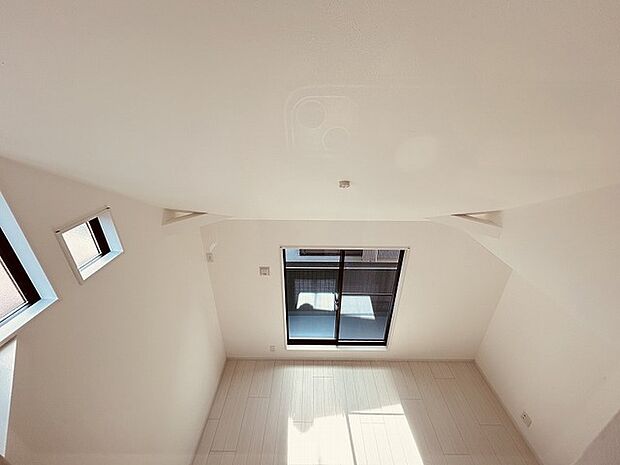 屋根裏ストレージからリビングを見下ろすこともできます。つながり感じる設計に