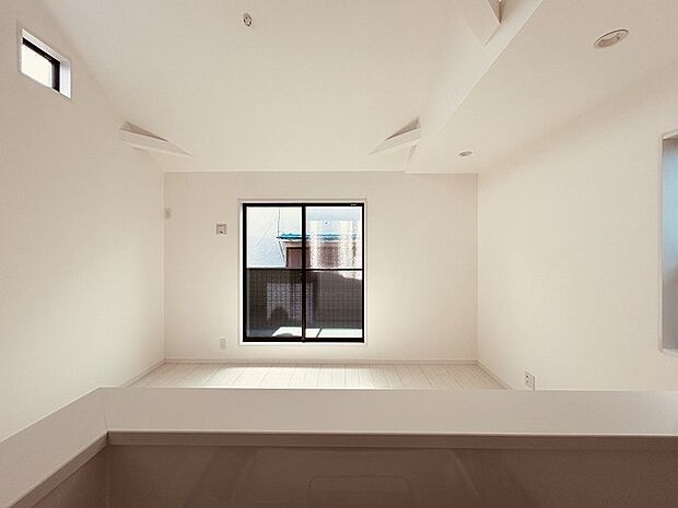 カウンターキッチンならではの開放的な見通し、全体が見渡せることでご家族の団欒スペースもより明るく笑顔が溢れる空間となります。 IMG_5866