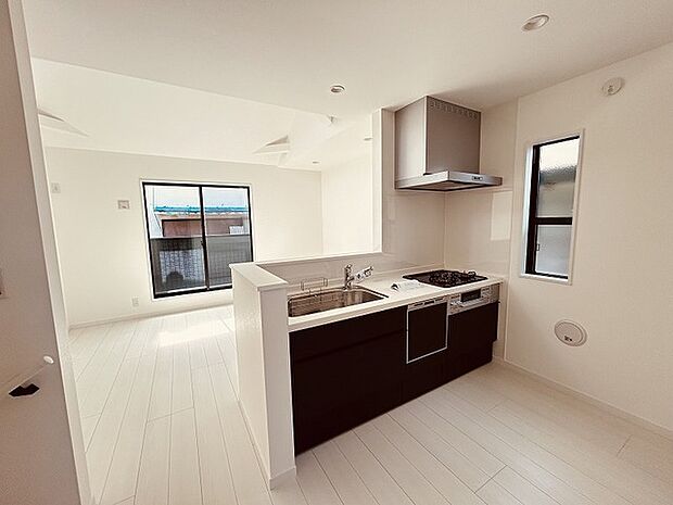 お料理をしながらリビングの家族やゲストとの会話が楽しめるカウンタータイプのキッチン。毎日のお料理を楽しく快適に。