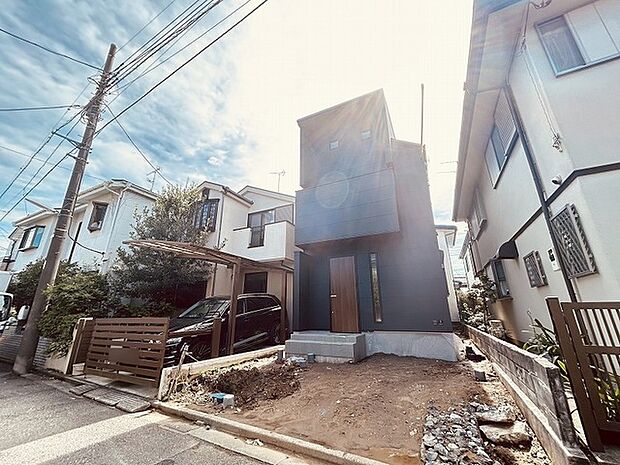 大きな屋根裏ストレージと吹き抜けのある家。