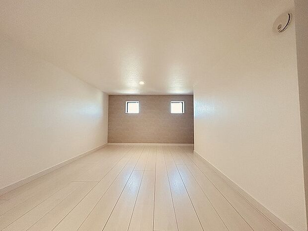 大型の屋根裏ストレージは趣味の空間や、書斎スペースなど色々な用途に活用できそう。