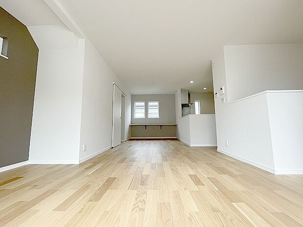 家族が食事するダイニングスペースをキッチンから見渡せる設計に。お料理をしながら家族とのコミュニケーションが増えそうな予感。 