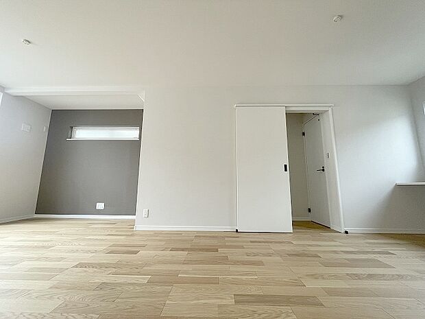 家族の集まるリビングは気持ちの良い自然光が差し込む団欒空間。室内のご見学予約も随時、受付中ですのでお気軽にお問合せください。 