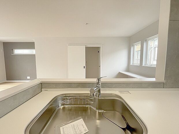 カウンターキッチンならではの開放的な見通し、全体が見渡せることでご家族の団欒スペースもより明るく笑顔が溢れる空間となります。 