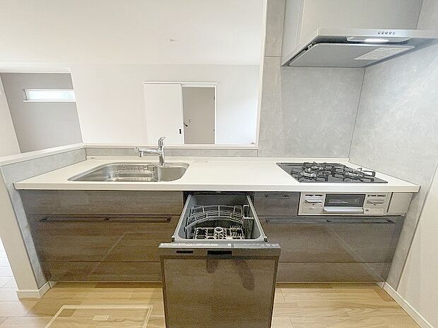 毎日の家事をサポートしてくれる食洗器も標準に装備。ちょっと嬉しい設備です