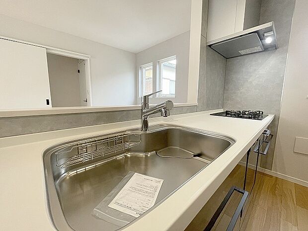 お料理をしながらリビングの家族やゲストとの会話が楽しめるカウンタータイプのキッチン。毎日のお料理を楽しく快適に。