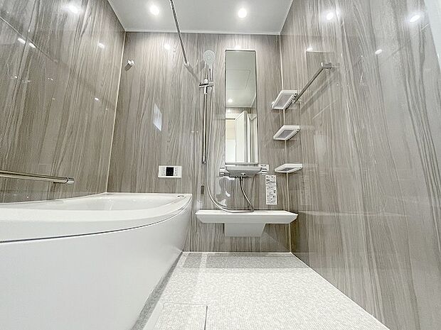 一日の疲れを癒してくれるゆったりとしたバスルームです。