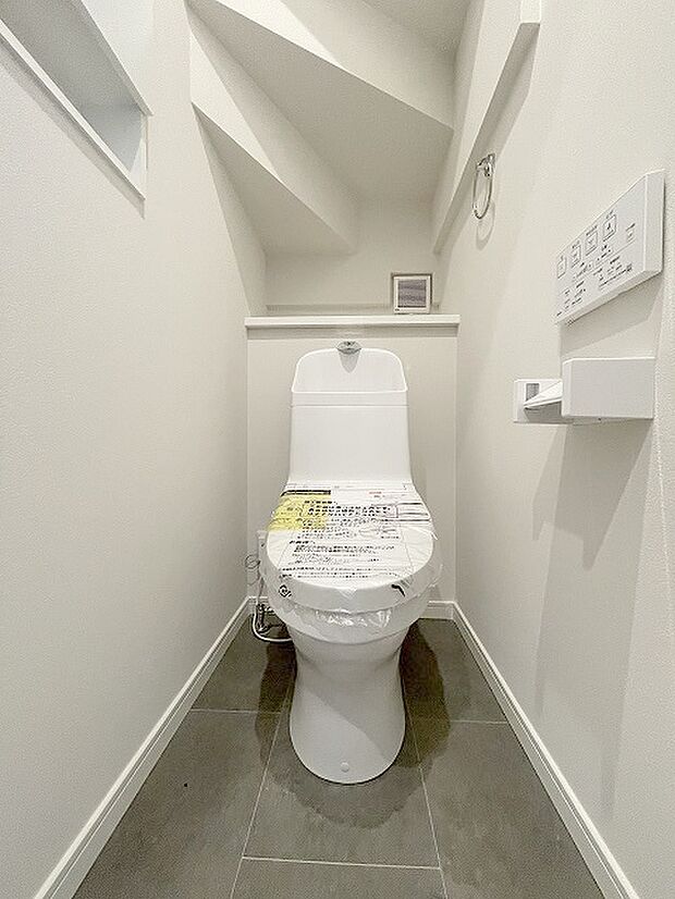 階段下を有効活用したトイレスペース。 便座はもちろんウォシュレット。  