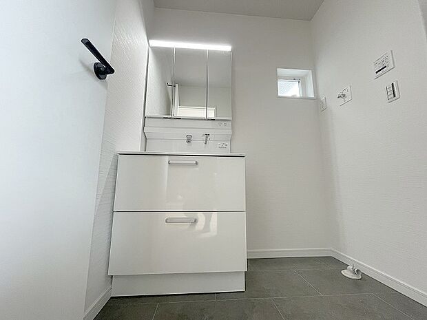 三面鏡に洗面台。 コンセントに照明機能、多機能性を備えた設備です。