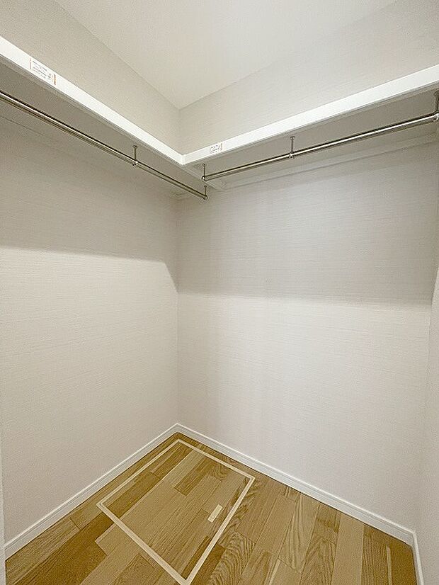 収納スペースがたっぷりと確保されたこの物件では、生活をより快適に送ることができます。