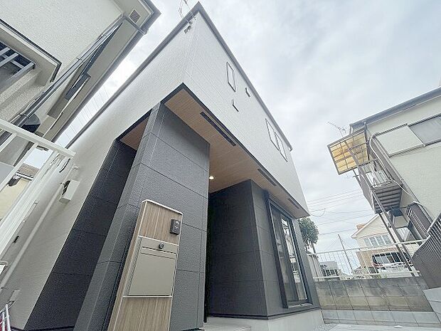 周辺の街並みの中で適度な主張、生活に溶け込むシンプルなデザインの外観が魅力の一戸建です。