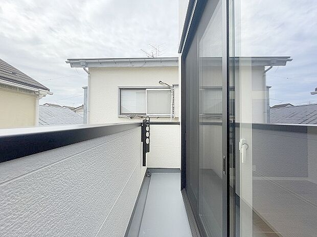 季節の変化や天気の良い日には、バルコニーでの時間が心地よく、気分をリフレッシュさせることができます。