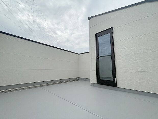 日々の忙しさやストレスから離れ、バルコニーで静かに深呼吸、心が穏やかになります。