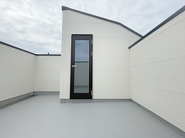 朝のひと時にコーヒーを飲みながら新鮮な空気を吸う、バルコニーでの過ごし方は様々です。自分だけの小さなオアシスとして、日常の喧騒を忘れる場所になるかもしれません。 