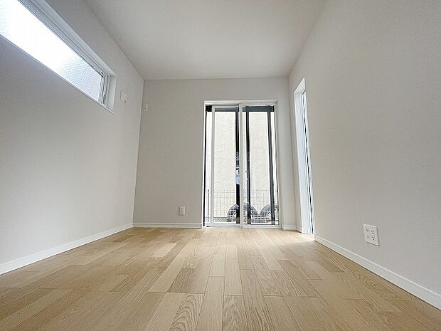 洋室はモダンなデザインと機能性を備え、快適な生活空間に。明るい窓から差し込む自然光が広々とした空間をさらに明るく開放的に感じさせます。  