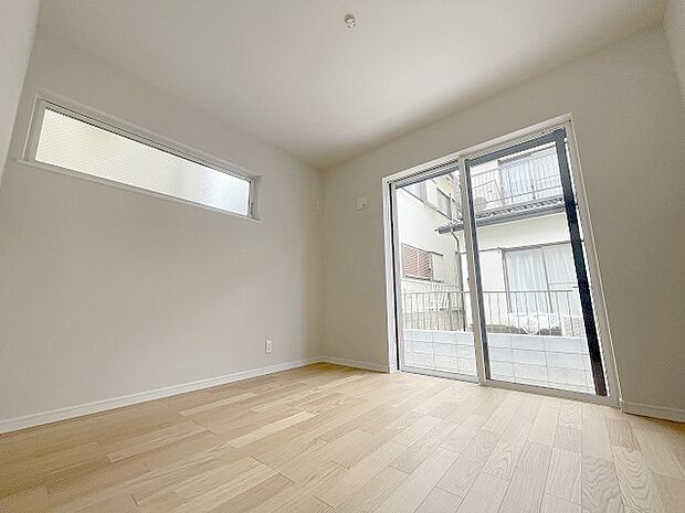 スマートなデザインと賢い収納が生活を快適にします。広々とした雰囲気を演出する工夫が施され、生活空間の魅力を引き出します。