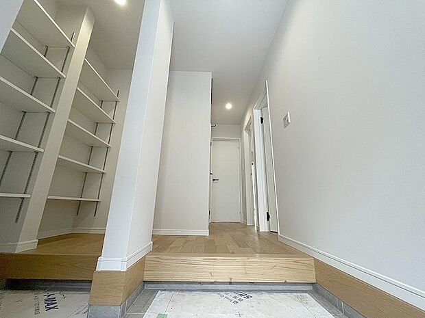 玄関は家の第一印象を左右する重要な場所。ほどよい広さとスタイリッシュな色遣いが印象的です。