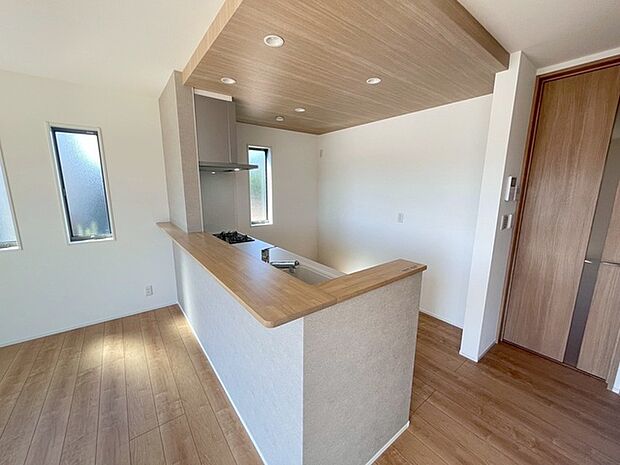 家族が食事するダイニングスペースをキッチンから見渡せる設計に。お料理をしながら家族とのコミュニケーションが増えそうな予感。