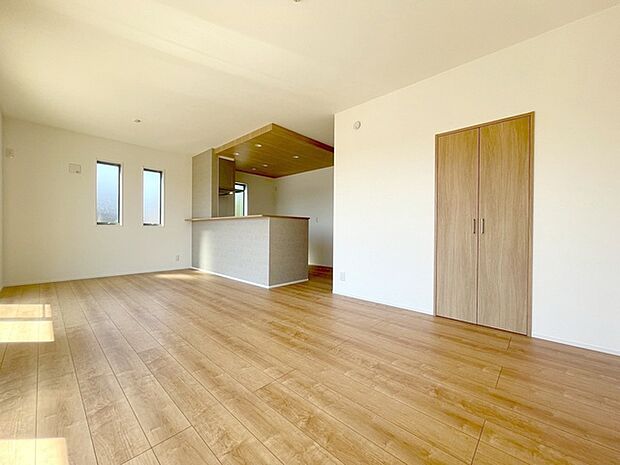 家族の集まるリビングは気持ちの良い自然光が差し込む団欒空間。室内のご見学予約も随時、受付中ですのでお気軽にお問合せください。