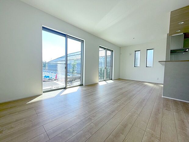 ゆとりのあるサイズのリビングダイニング。 お食事スペースと、お寛ぎ空間を分けてご利用可能。 少し大きめのソファーを置いて、 一家団欒なお時間をご共有ください。