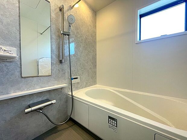 浴室乾燥機の他にも開口部のある浴室スペース。 お風呂上がりの湿気も、窓を開けておくことで改善可能。 お湯につかりながら、ちょっとした露天気分?