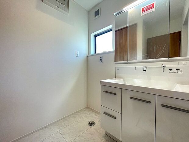 使いやすいタイプの洗面化粧台のあるランドリースペース