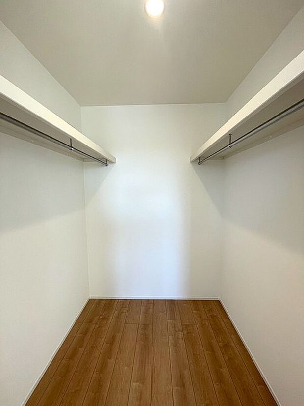 沢山のお洋服などを収納できそうなウォークインクローゼット。
