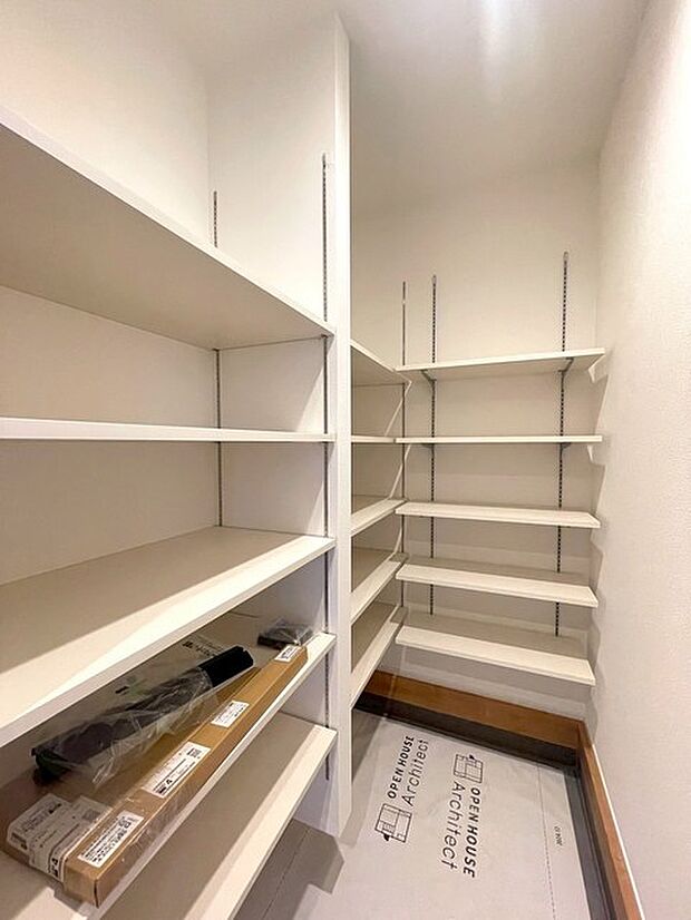 収納スペースがたっぷりと確保されたこの物件では、生活をより快適に送ることができます。